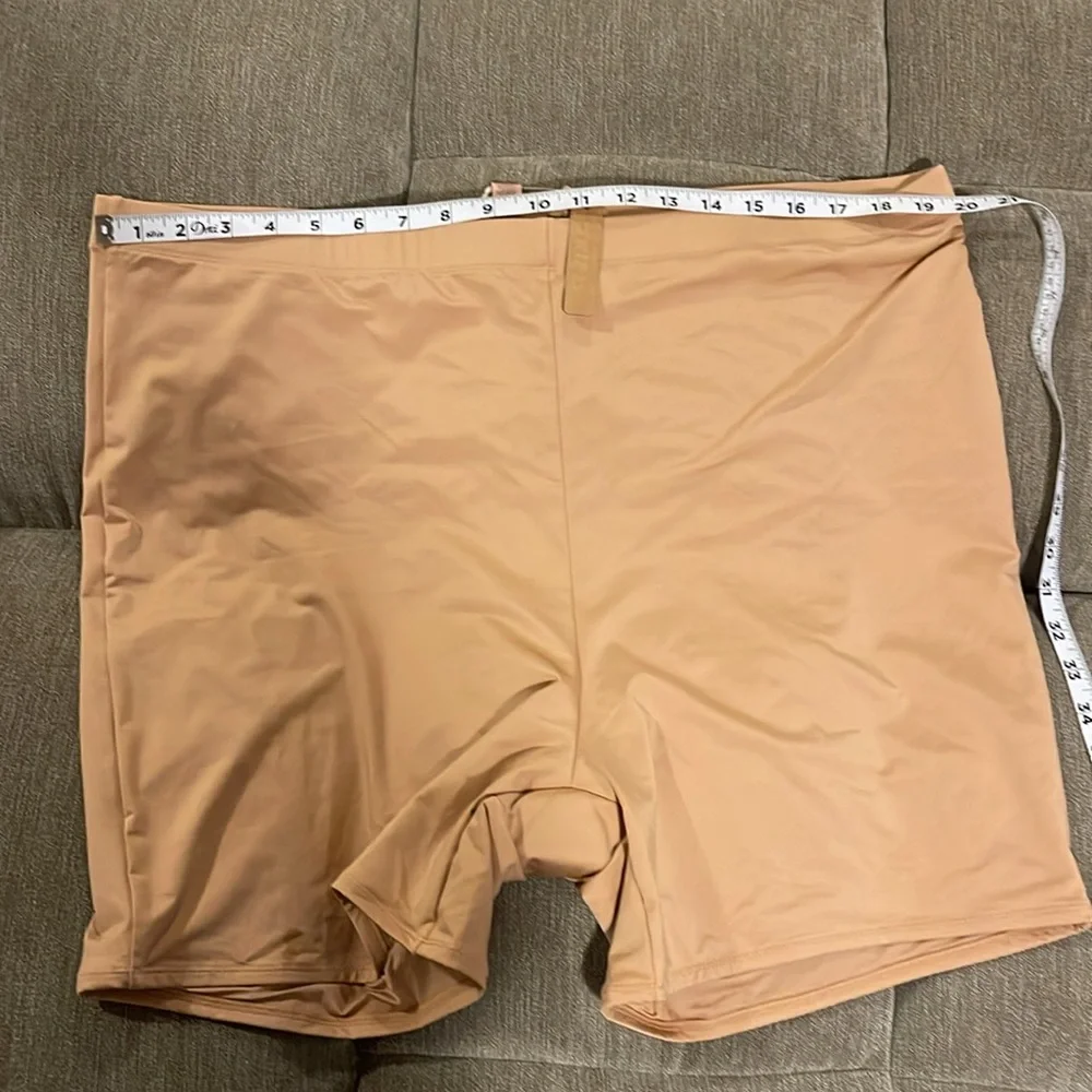 Skims Swim Mid waist ochre short